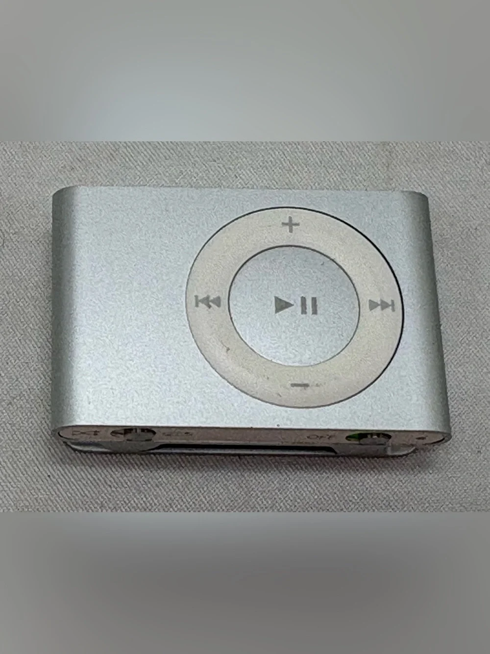 Apple iPod shuffle 2nd Gen Silver 1GB A1024 MA564LL/A - Untested & No OEM Dock